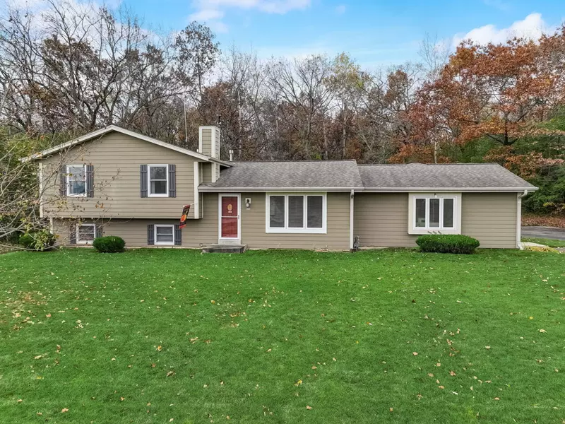 426 Prairie View Dr, North Prairie, WI 53153