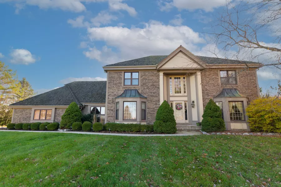 2715 W Country Club Dr, Mequon, WI 53092