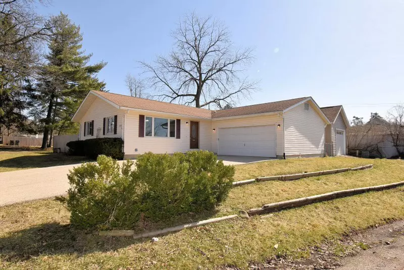 W1059 Pell Lake Dr, Bloomfield, WI 53128