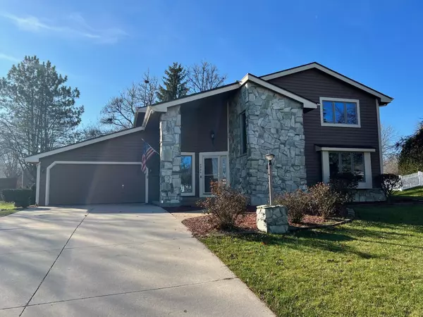 3954 S Victoria Cir, New Berlin, WI 53151