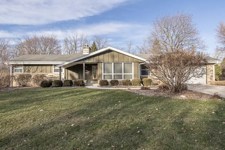 20280 Glenoaks Dr, Brookfield, WI 53045