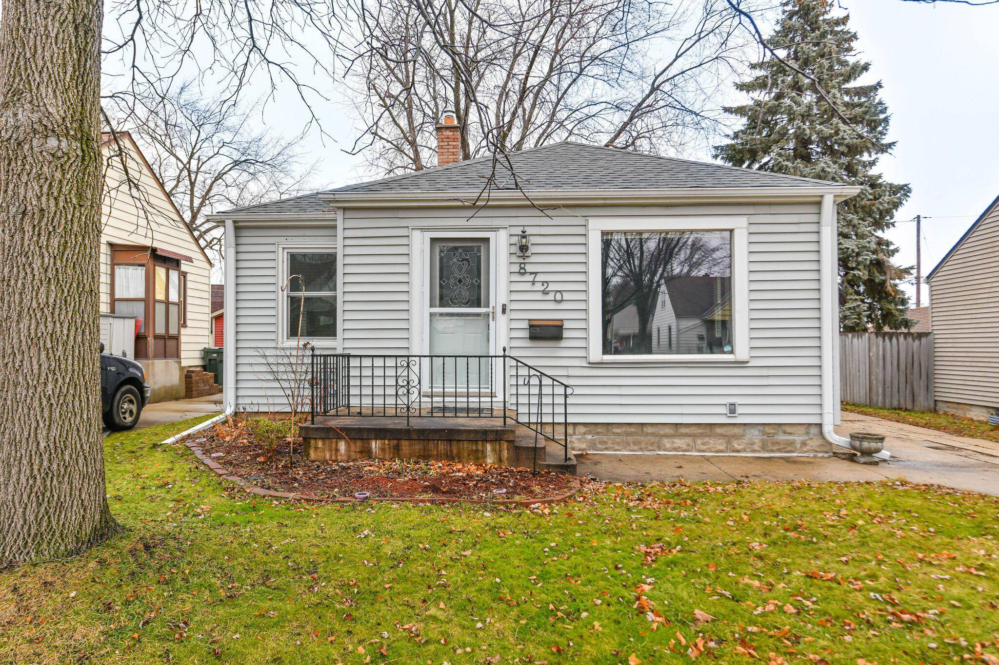 8720 W Hayes Ave, West Allis, WI 53227