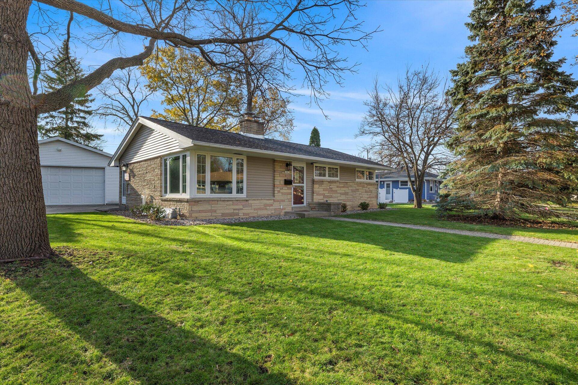 10433 W Manitoba St, West Allis, WI 53227