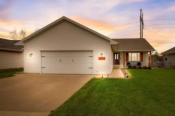 2229 High Meadows Ln, Fox Crossing, WI 54956