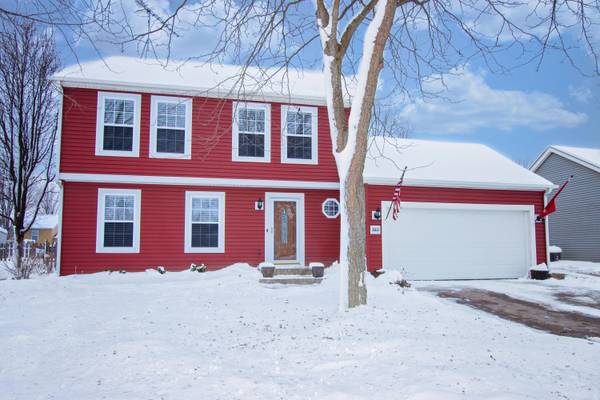 863 Hunters Ridge Dr, Genoa City, WI 53128