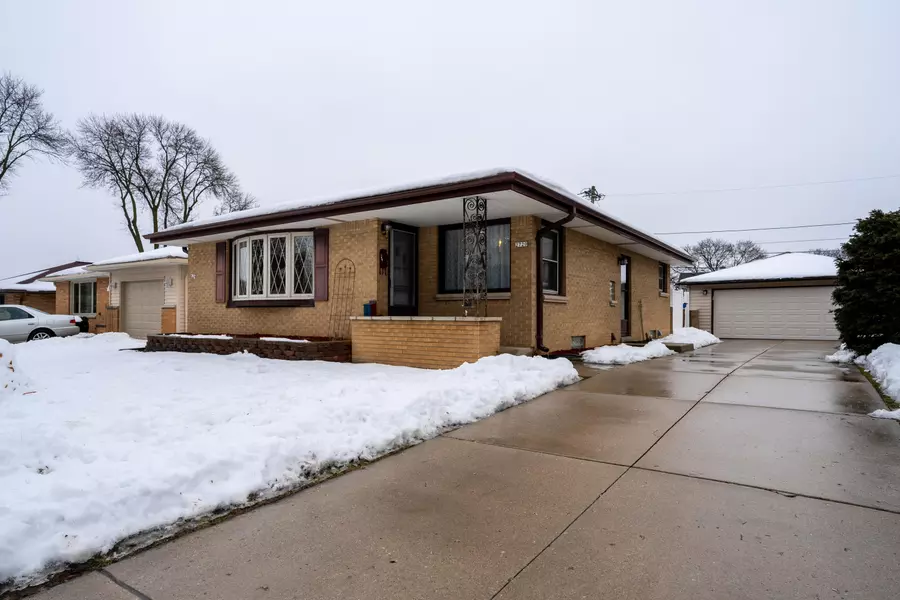 2720 S 72nd St, West Allis, WI 53219