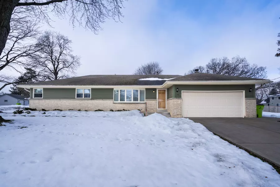 503 Oakwood Dr, Hartland, WI 53029