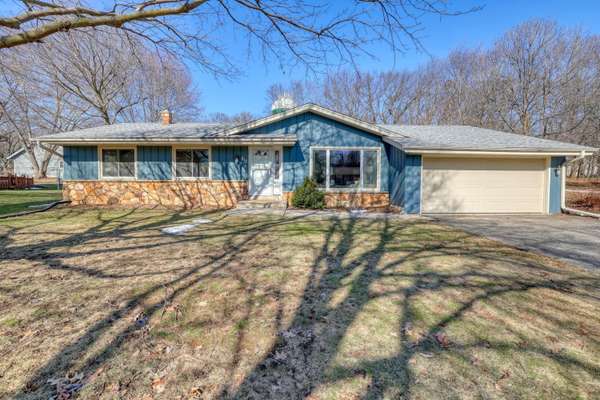 810 E Imperial Dr, Hartland, WI 53029