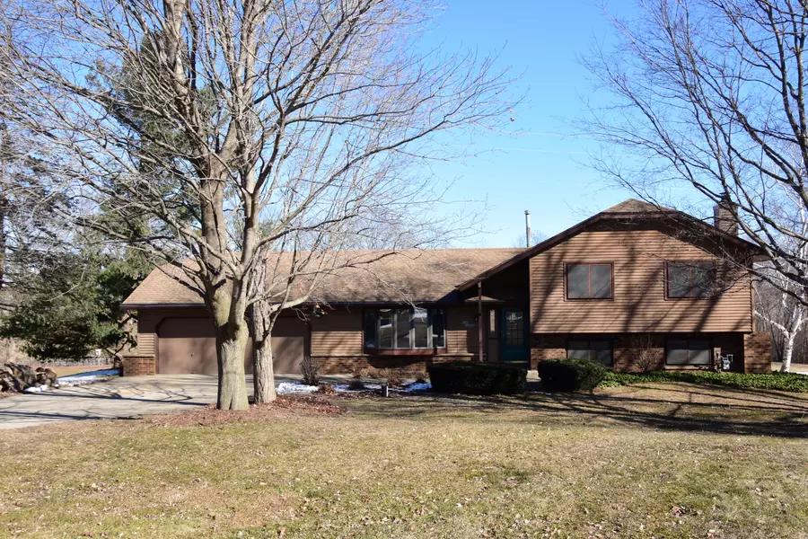 W309S10340 Knoll Ct, Mukwonago, WI 53149