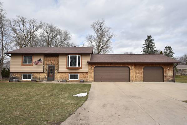 N61W23886 Sumac Ln, Sussex, WI 53089