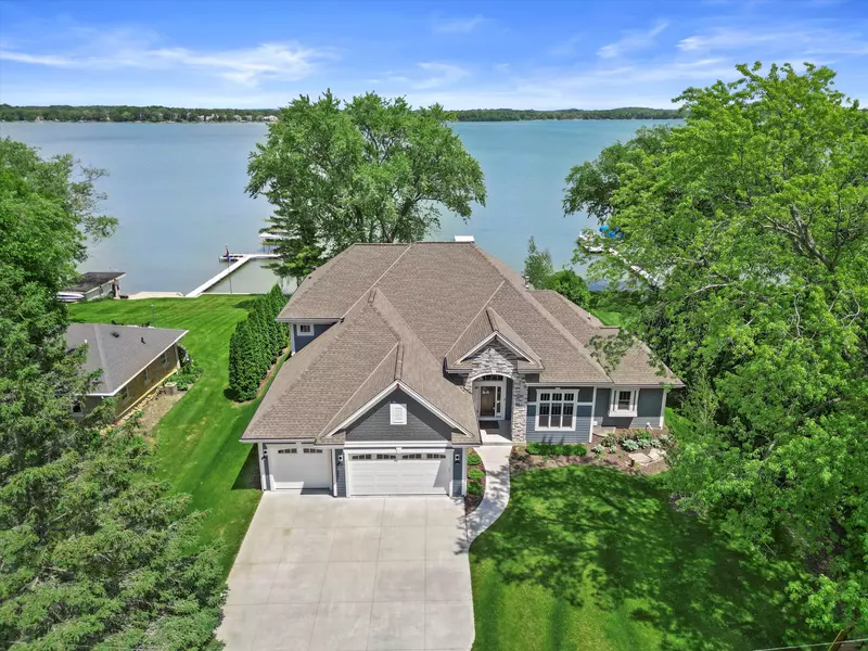 W398N6150 Mary Ln, Oconomowoc, WI 53066