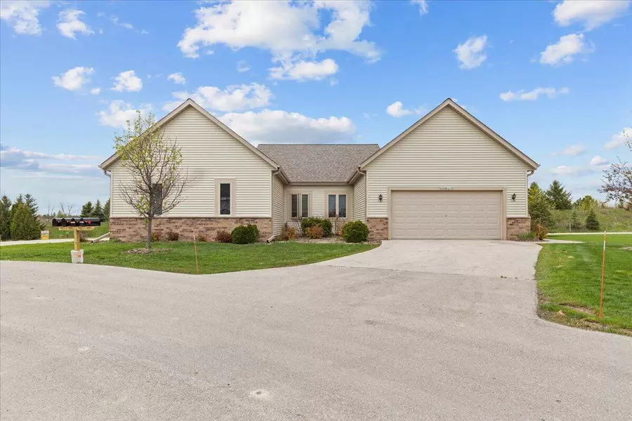 W206N16170 Stonebrook Dr Unit 12, Jackson, WI 53037