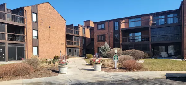 6100 W Stonehedge Dr Unit 103, Greenfield, WI 53220