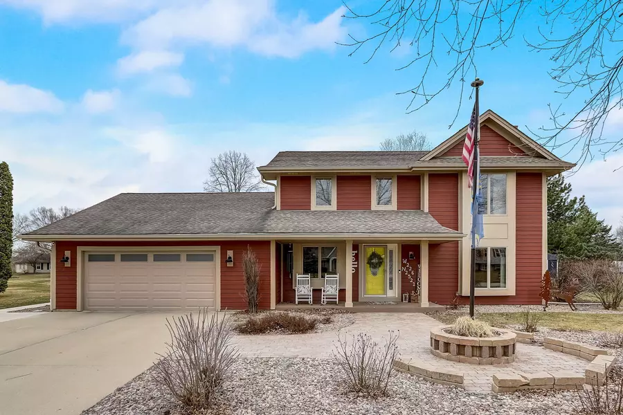 W226N2521 Oakwood Ln, Pewaukee, WI 53186