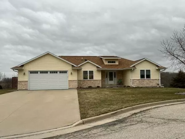 586 Hi View Ct, Mayville, WI 53050