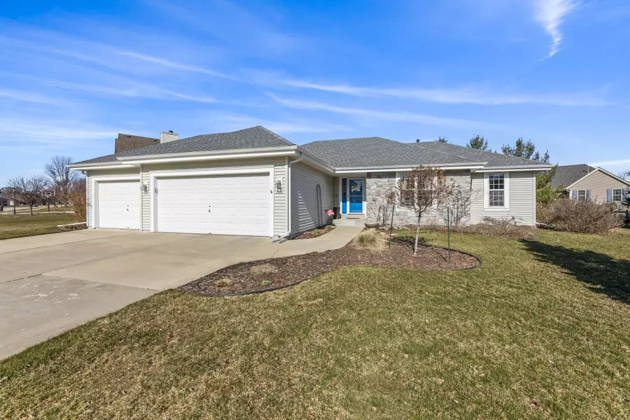 1386 Cardinal Dr, Oconomowoc, WI 53066