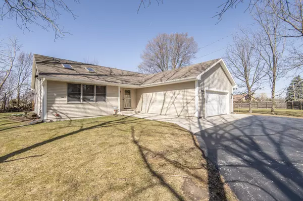 W280N1939 Prospect Ave, Delafield, WI 53072