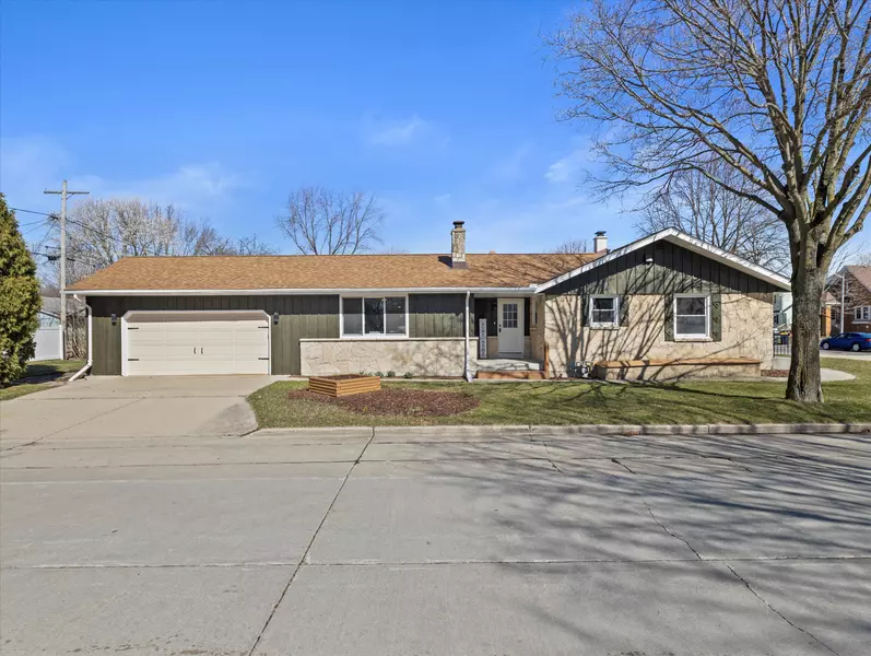 837 S 121st St, West Allis, WI 53214