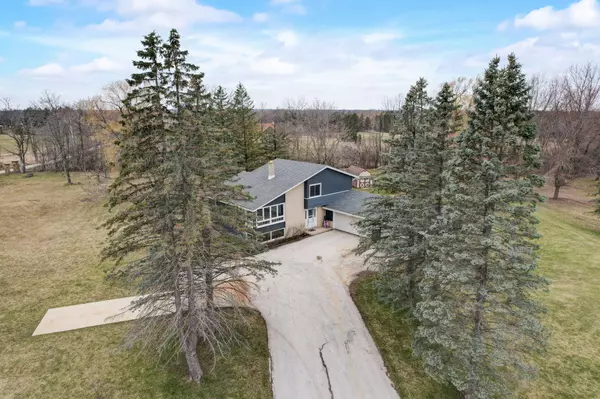 W127N12223 Knollwood Dr, Germantown, WI 53022