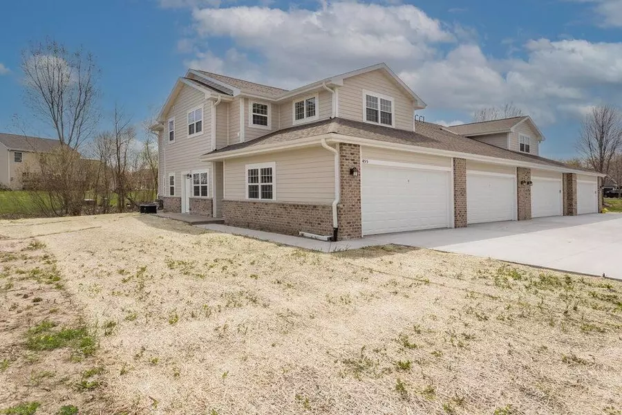 445 Hillary Cir Unit B, Johnson Creek, WI 53038