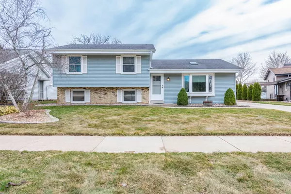 8570 S Parknoll Dr, Oak Creek, WI 53154