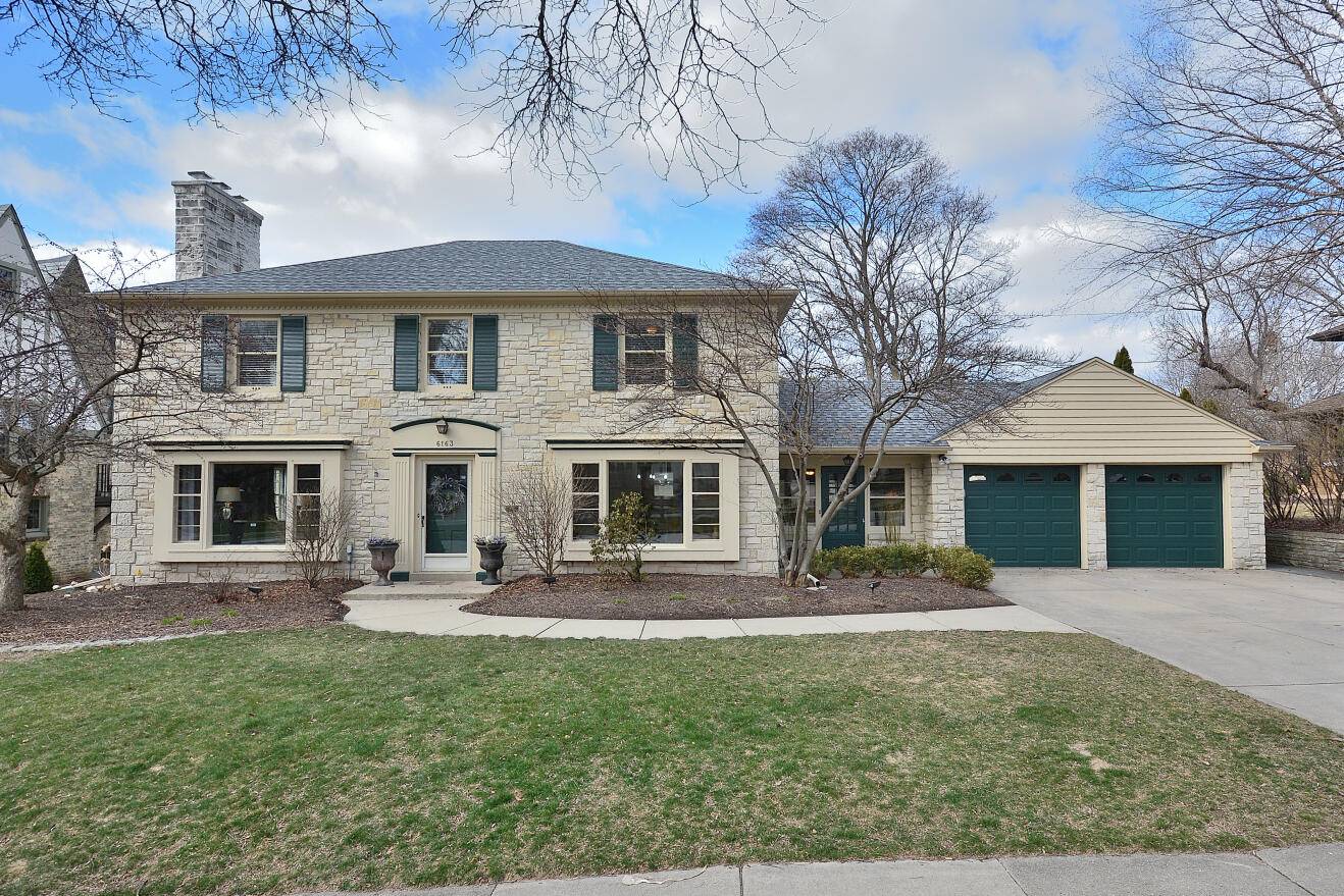 6163 Washington Cir, Wauwatosa, WI 53213