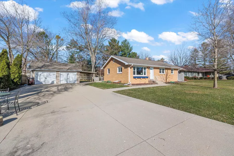 219 S Parkview Dr, Eagle, WI 53119