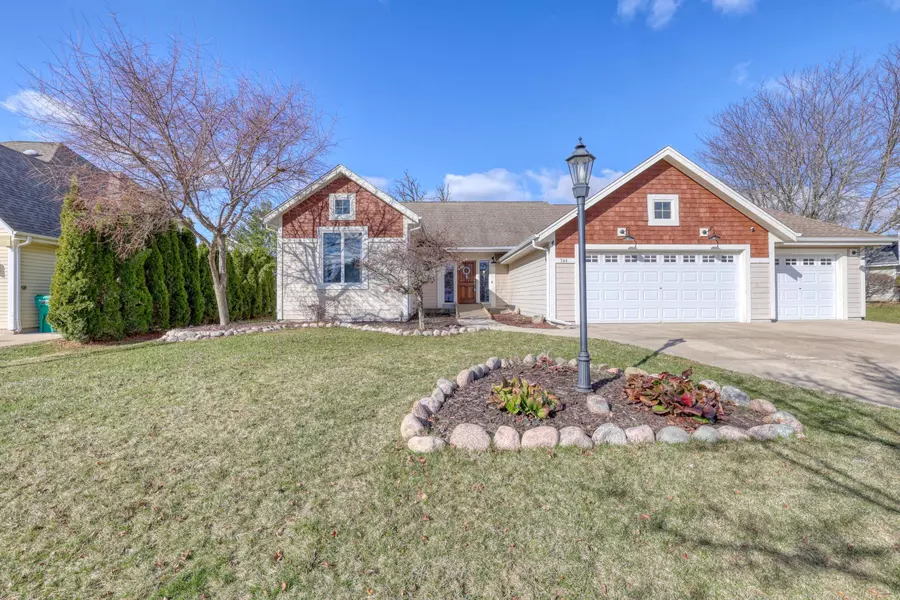 744 Laureate Dr, Pewaukee, WI 53072