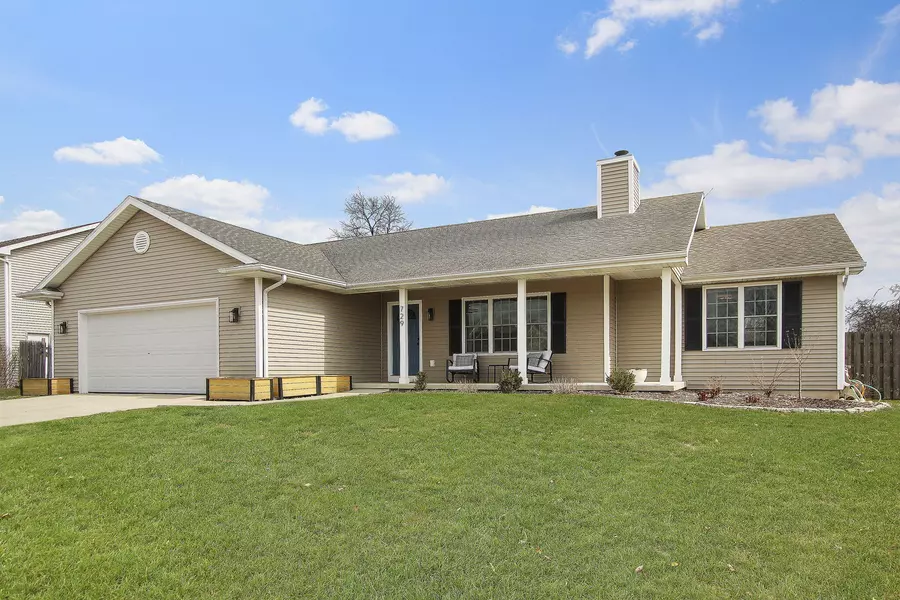 729 Joshua Ln, Lake Geneva, WI 53147