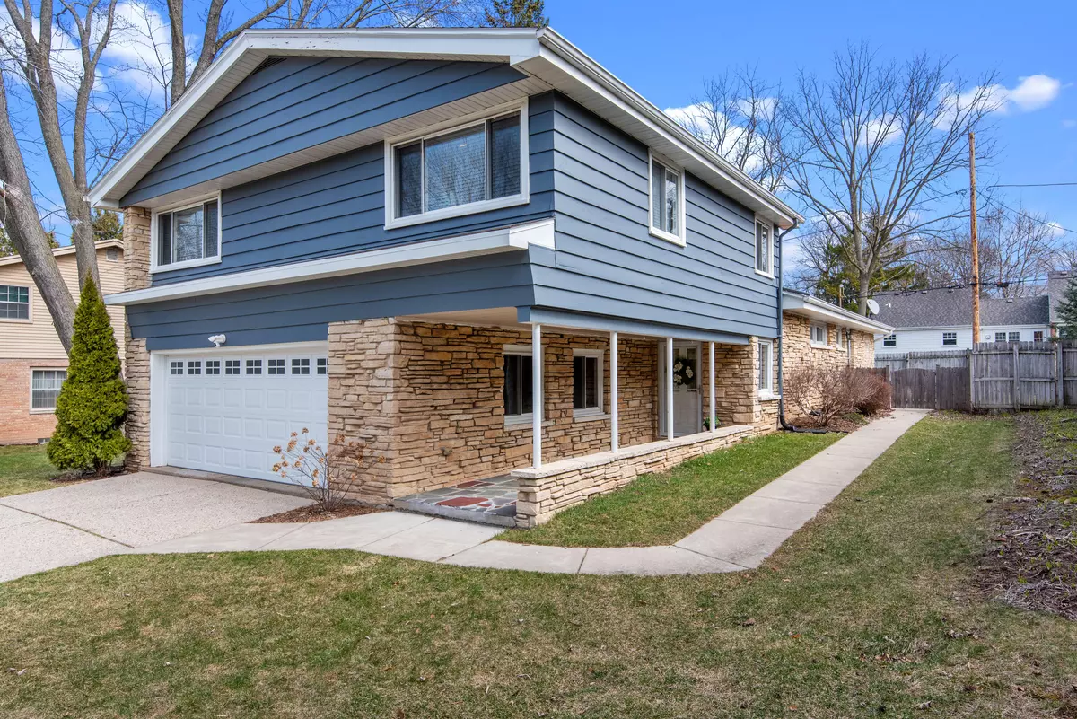 Fox Point, WI 53217,8128 N Mohawk Rd