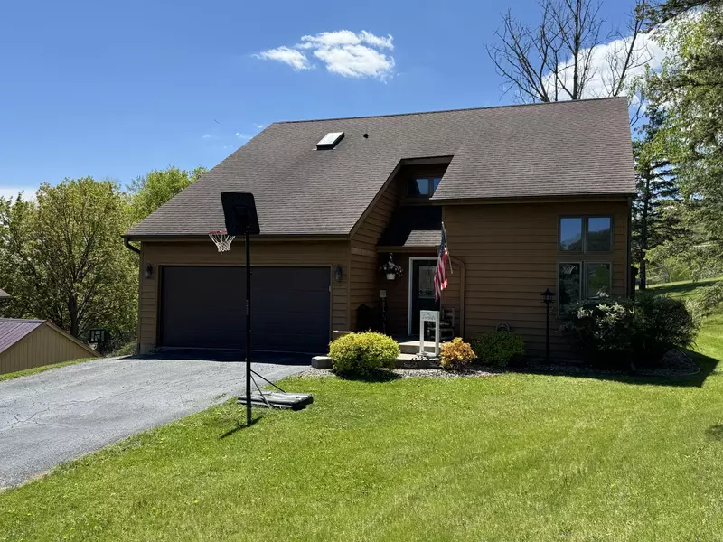 531 Jonathan Ln, La Crescent, MN 55947