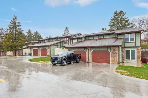 529 Hartridge Dr, Hartland, WI 53029