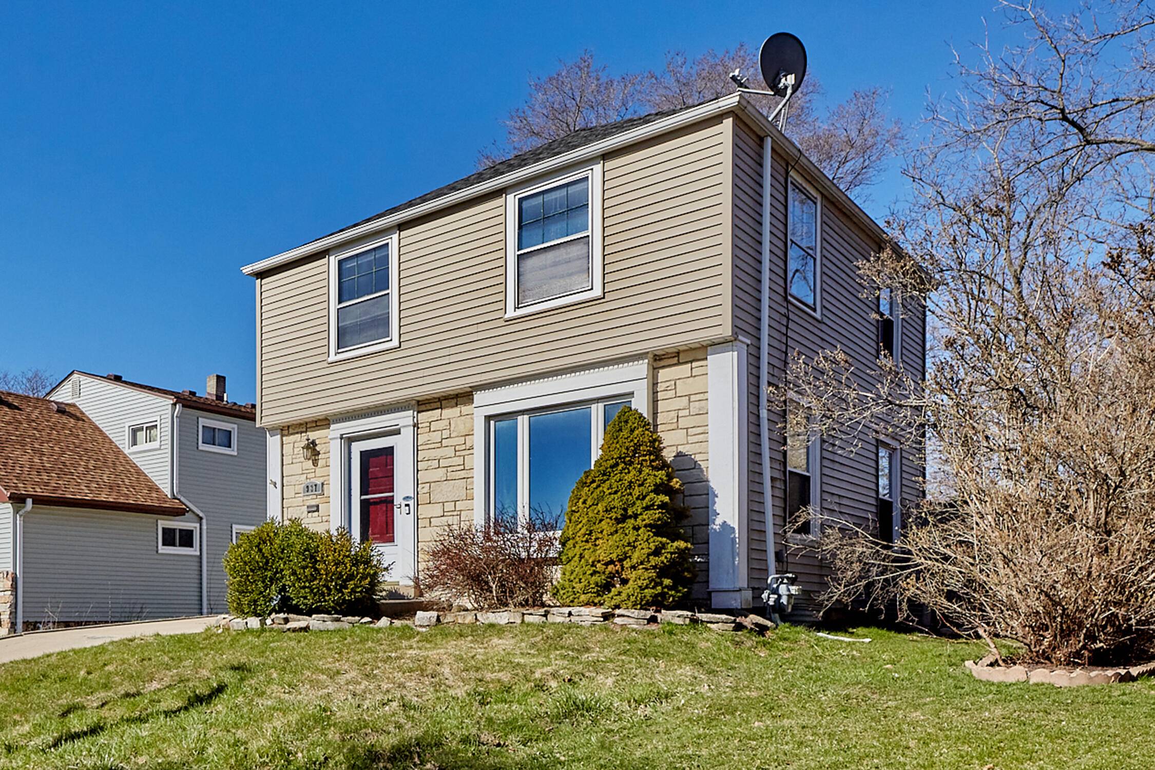 937 S 97th St, West Allis, WI 53214