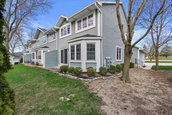 8349 S 76th St, Franklin, WI 53132