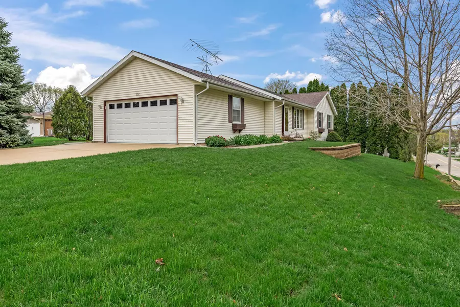 302 Hillside Cir, Johnson Creek, WI 53038