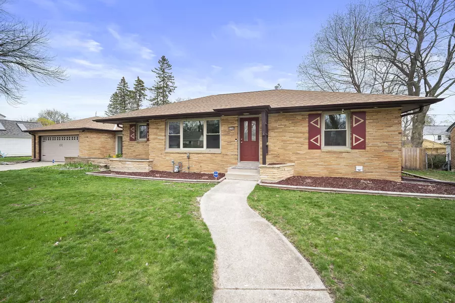 5750 N Bel Aire Dr, Glendale, WI 53209