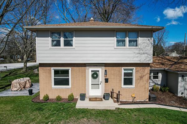 1090 W La Salle Ave, Glendale, WI 53209