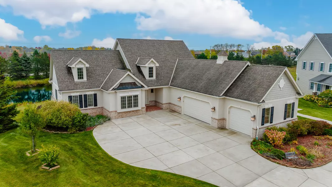 1342 W Stillwater Cir, Mequon, WI 53092