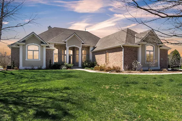 8979 S Bluestem Ct, Franklin, WI 53132