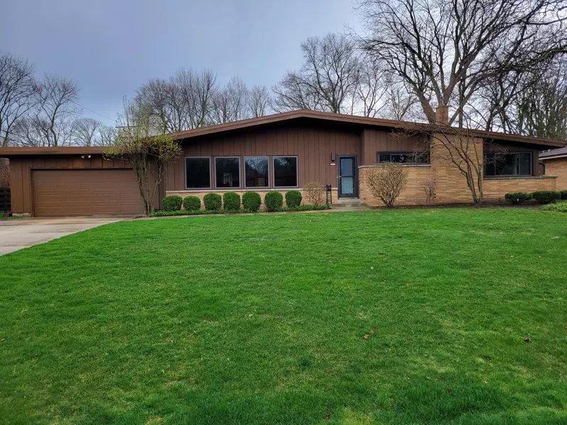 2315 W Apple Tree Rd, Glendale, WI 53209