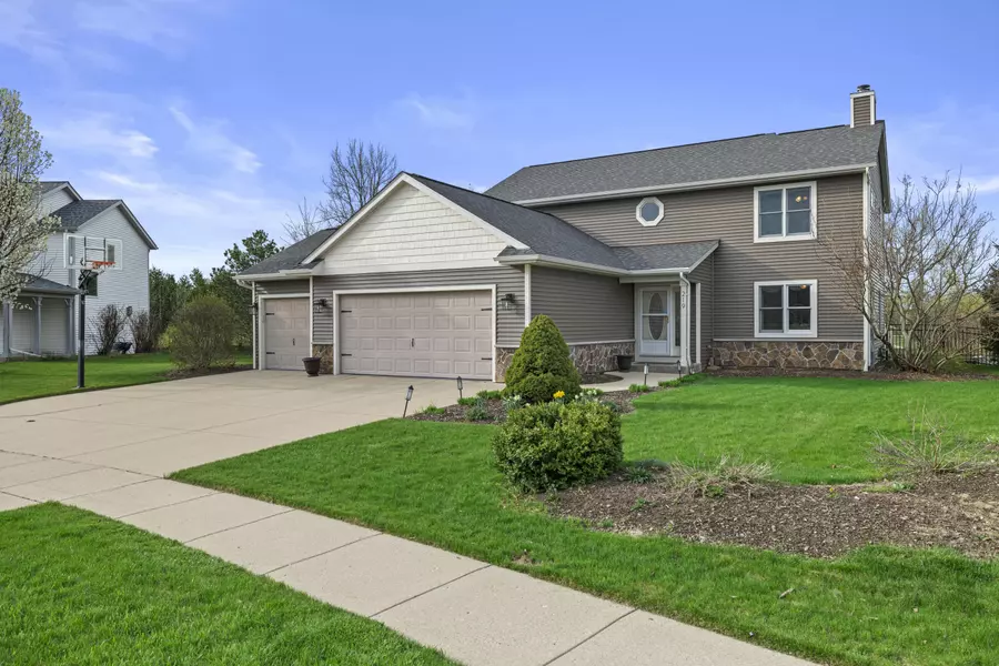 219 Shore Cir, Oconomowoc, WI 53066