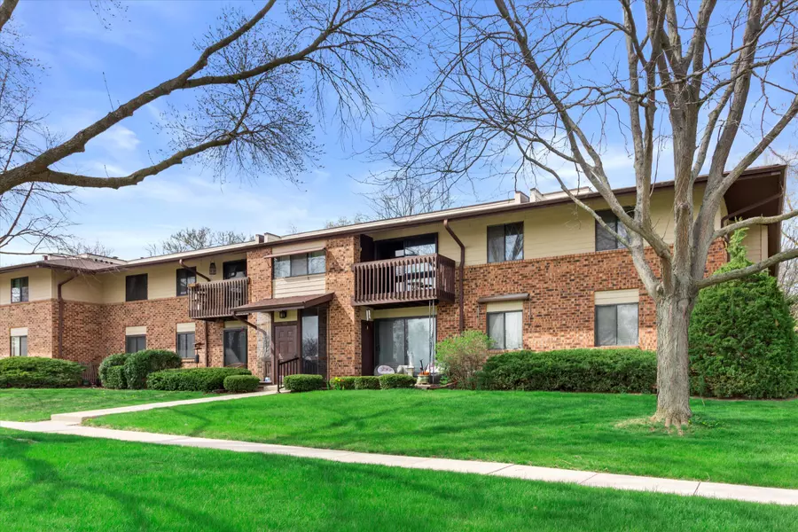 345 Park Hill Dr Unit B, Pewaukee, WI 53072