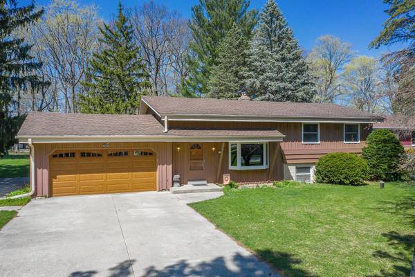 4858 Cedar Hills Dr,  Slinger,  WI 53086