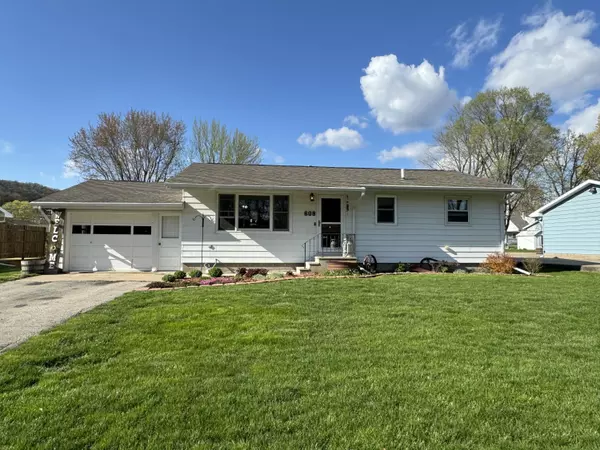 608 5th St S, La Crescent, MN 55947