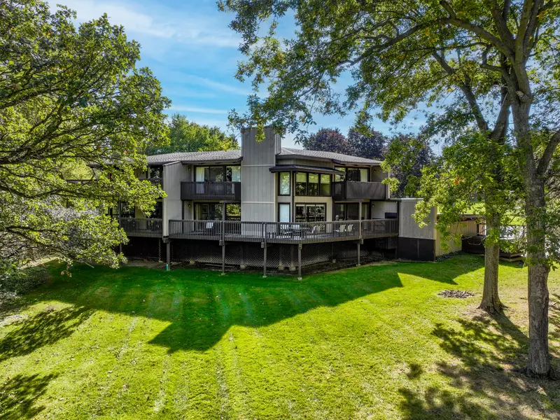 890 Windsor Dr Unit I-1, Fontana, WI 53125