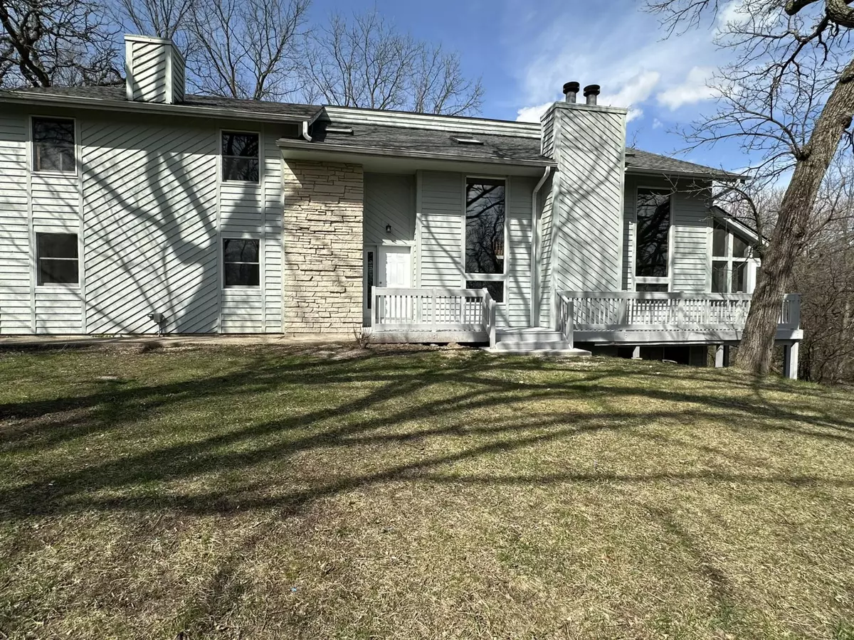 Lyons, WI 53105,6433 Briarwood Dr