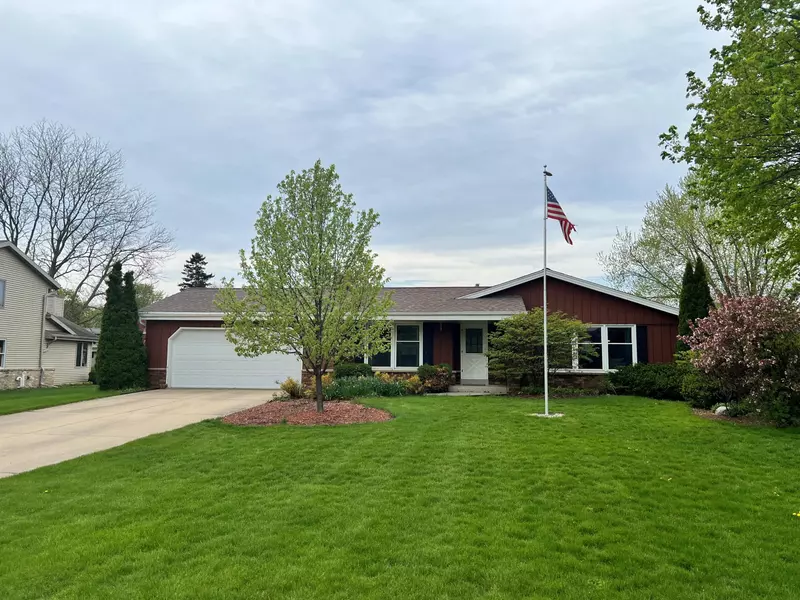 W223N2385 Glenwood Ln, Pewaukee, WI 53186