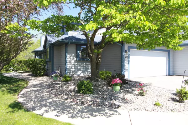 Mukwonago, WI 53149,929 Bay View Cir Unit 12