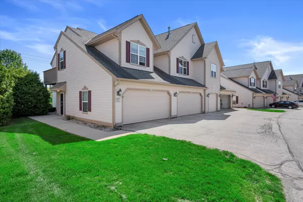 2285 W Vista Bella Dr, Oak Creek, WI 53154