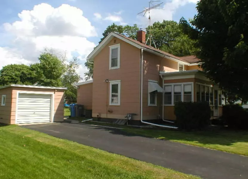 307 N Monroe St, Watertown, WI 53098